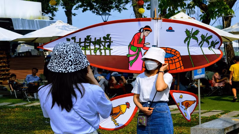 Người dân, du khách hứng thú Checkin với những cánh diều đầy màu sắc