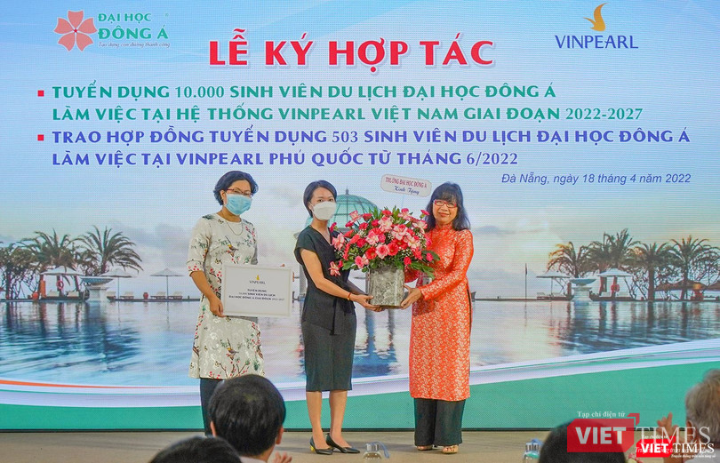Đại diện Đại học Đông Á tặng hoa cho đối tác nhân sự kiện hợp tác đào tạo, tuyển dụng sinh viên ngành du lịch cung ứng cho Vinpearl Đại diện Đại học Đông Á tặng hoa cho đối tác nhân sự kiện hợp tác đào tạo, tuyển dụng sinh viên ngành du lịch cung ứng cho Vinpearl