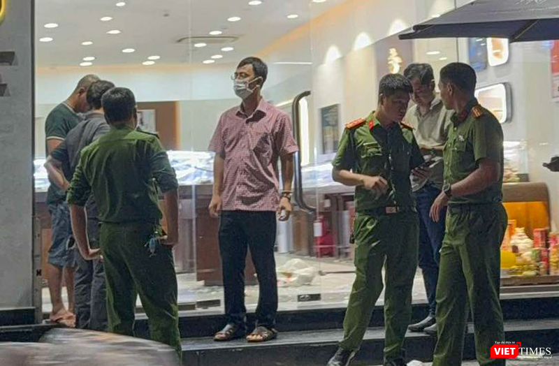 Lực lượng công an khám nghiệm hiện trường để truy tìm hung thủ