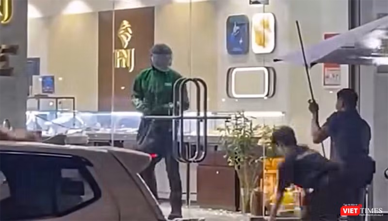 Tên cướp thực hiện vụ cướp tiệm vàng PNJ ở Đà Nẵng. Ảnh chụp từ clip.