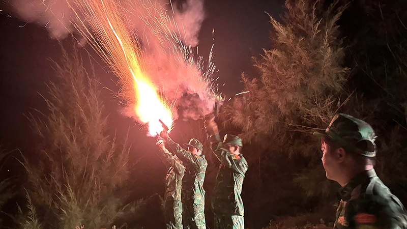 Lực lượng biên phòng bắn pháo hiệu tại 5 vị trí: Sơn Trà, Hải Vân, Cù Lao Chàm, Cửa Đại và Núi Thành để kêu gọi tàu thuyền khẩn trương vào bờ.