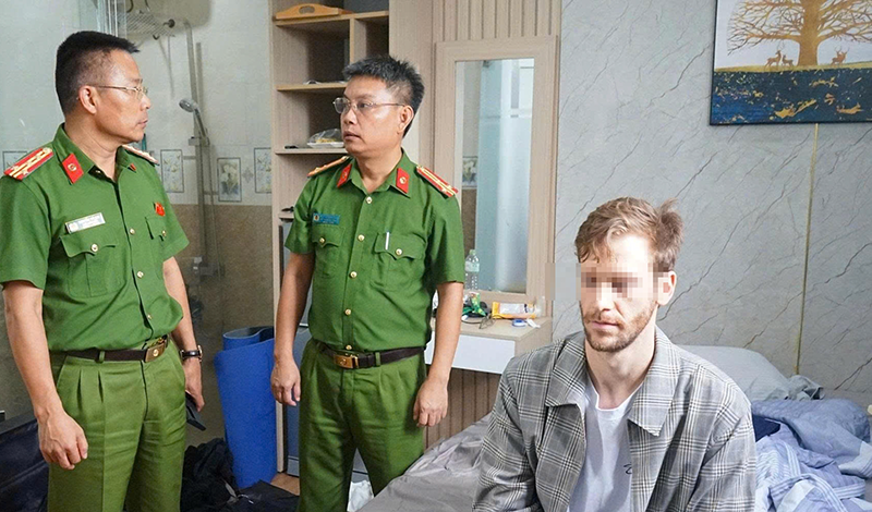 Nghi phạm D.J bị bắt giữ khi đang lẫn trốn.