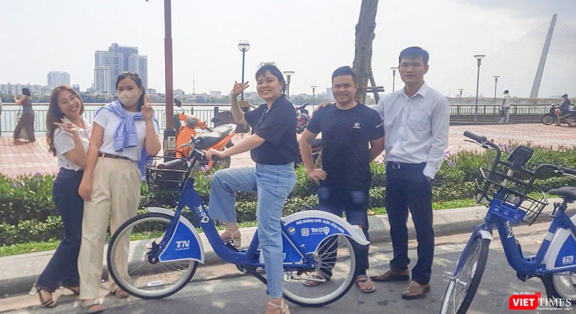 Du khách thích thú với dịch vụ xe đạp công cộng sử dụng bằng QRcode ở Đà Nẵng