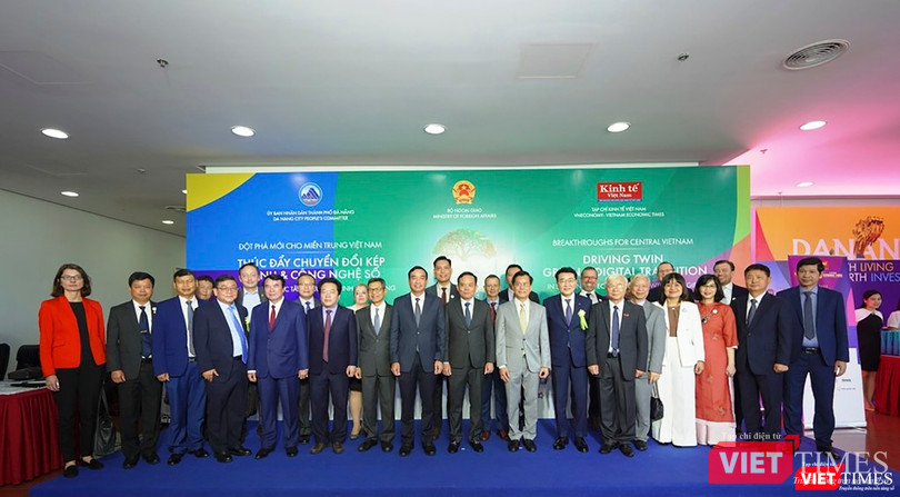 Phó Thủ tướng Chính phủ Trần Lưu Quang chụp ảnh lưu niệm cùng các đại biểu tham dự diễn đàn