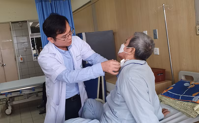 TS.BS Ngô Gia Khánh - Trưởng Khoa Phẫu thuật Lồng ngực và Mạch máu, Bệnh viện Bạch Mai thăm khám cho bệnh nhân sau phẫu thuật