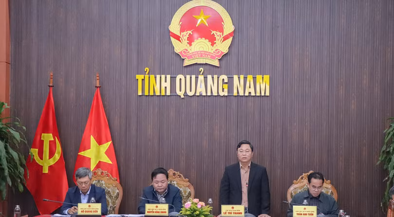 Ông Lê Trí Thanh - Chủ tịch UBND tỉnh Quảng Nam và các Phó Chủ tịch UBND tỉnh chủ trì họp báo về tình hình kinh tế - xã hội của tỉnh 