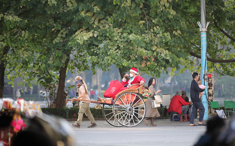 Người dân, du khách đổ về phố đi bộ Hồ Gươm đón Giáng sinh