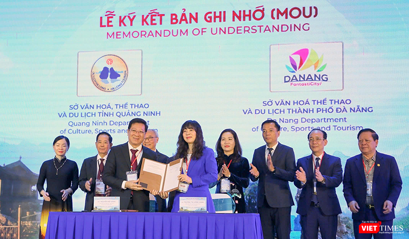 Lãnh đạo Sở VH-TT&DL Đà Nẵng và Quảng Ninh lại lễ ký kết.