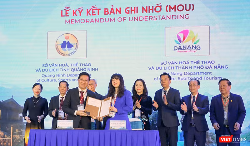 Lãnh đạo Sở VH-TT&DL Đà Nẵng và Quảng Ninh lại lễ ký kết.