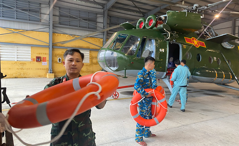 Sư đoàn Không quân 372 sẵn sàng lực lượng, phương tiện bay và triển khai phương án vận tải phao cứu sinh bằng trực thăng đến các vùng ngập sâu, chia cắt của Gia Lai và Đắk Lắk.