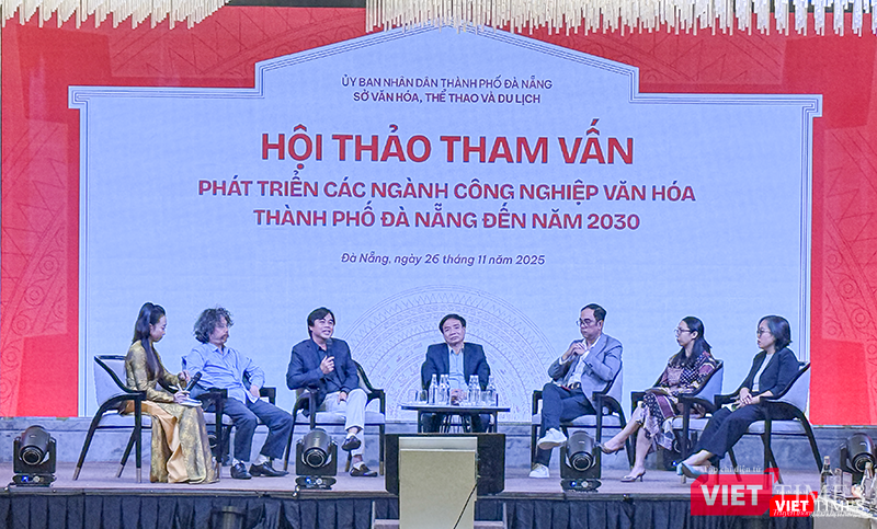 Các diễn giả thảo luận, hiến kế cho Đà Nẵng trong phát triển công nghiệp văn hoá.