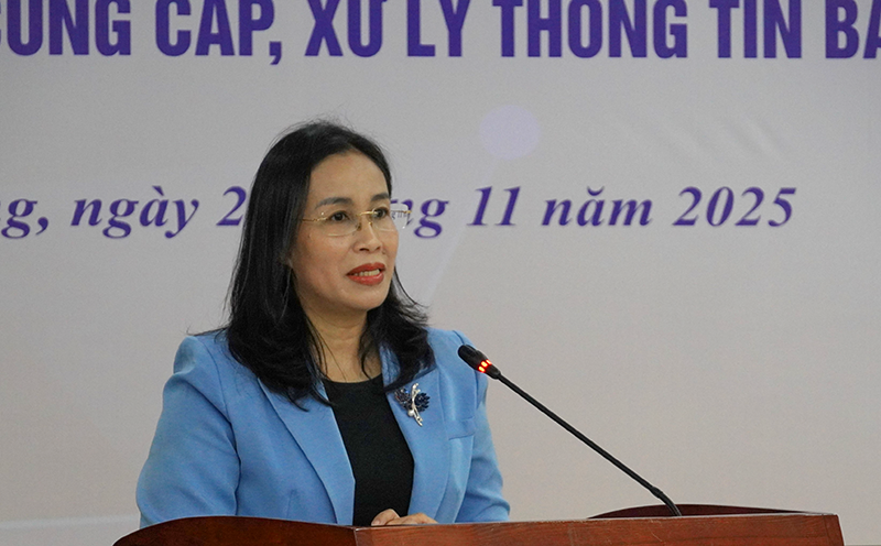 Bà Nguyễn Thị Anh Thi, Phó Chủ tịch UBND TP Đà Nẵng phát biểu tại hội nghị tập huấn “Truyền thông chính sách và kỹ năng phát ngôn, cung cấp, xử lý thông tin cho báo chí năm 2025" do Sở VH-TT&DL TP Đà Nẵng tổ chức diễn ra sáng 27/11. Ảnh Mai Chi.