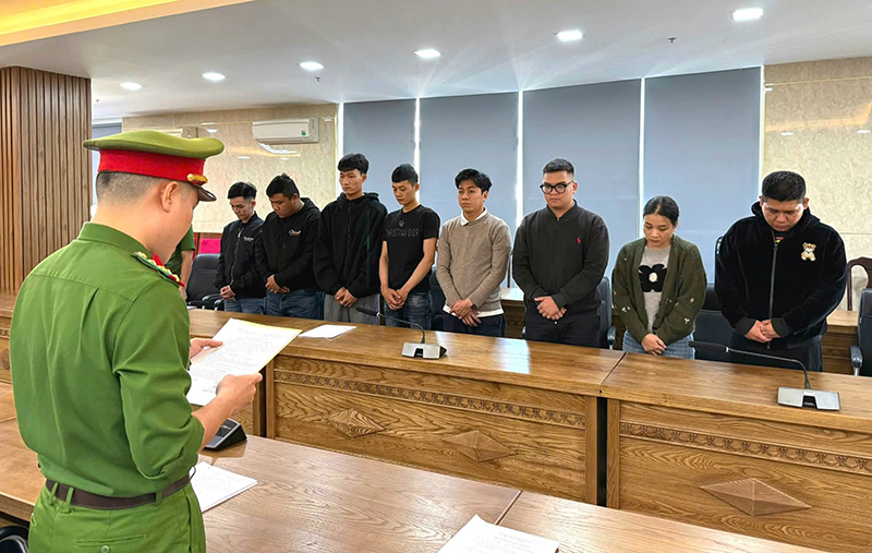 Cơ quan Cảnh sát điều tra tống đạt quyết định khởi tố thêm 10 đối tượng liên quan đến đường dây lừa đảo xuyên biên giới.