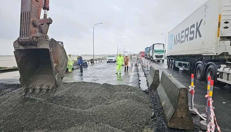 Lực lượng giao thông nỗ lực khắc phục sửa chữa hư hỏng trên Quốc lộ 1A đoạn qua các tỉnh Gia Lai, Đắk Lắk.