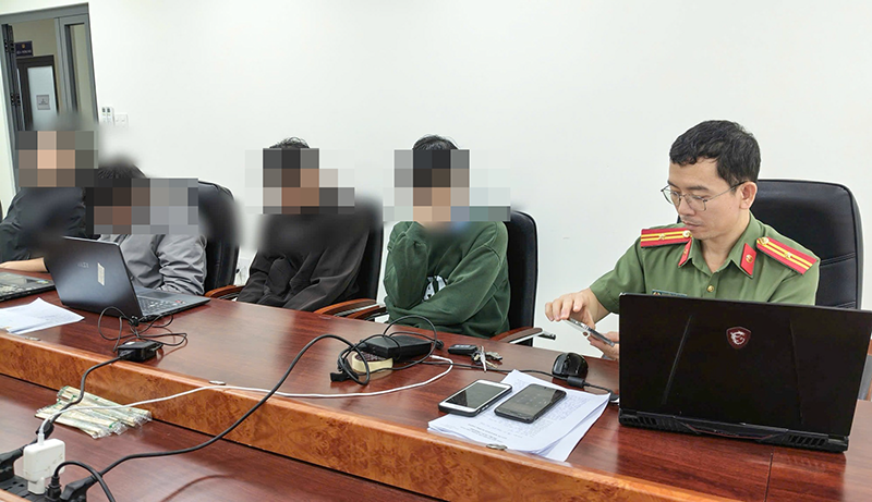 Cơ quan Công an Đà Nẵng lấy lời khai các đối tượng. Ảnh CADN