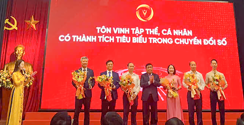 Ông Hồ Quang Bửu (thừ 2 từ trái sang), Phó Chủ tịch UBND thành phố Đà Nẵng thay mặt UBND TP Đà Nẵng nhận cup vinh danh là “Thành phố tiêu biểu về chuyển đổi số giai đoạn 2020 - 2024”.