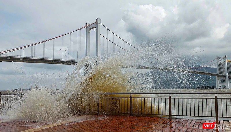 Sóng biển dâng, đánh mạnh vào vỉa hè đường Như Nguyệt tại khu vực của sông Hàn, thành phố Đà Nẵng
