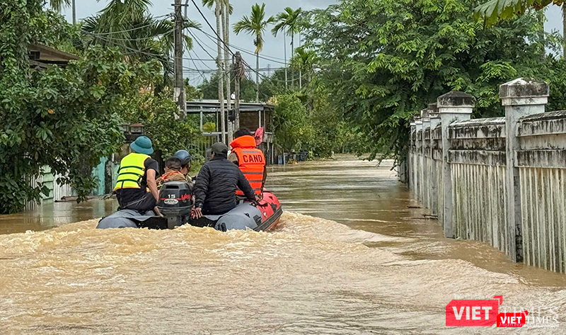 Ca nô của đội tình nguyện di chuyển cứu trợ, sơ tán dân vùng ngập lụt. Ảnh Minh Việt.