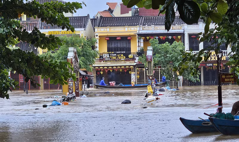 Cầu An Hội chìm trong nước lũ.