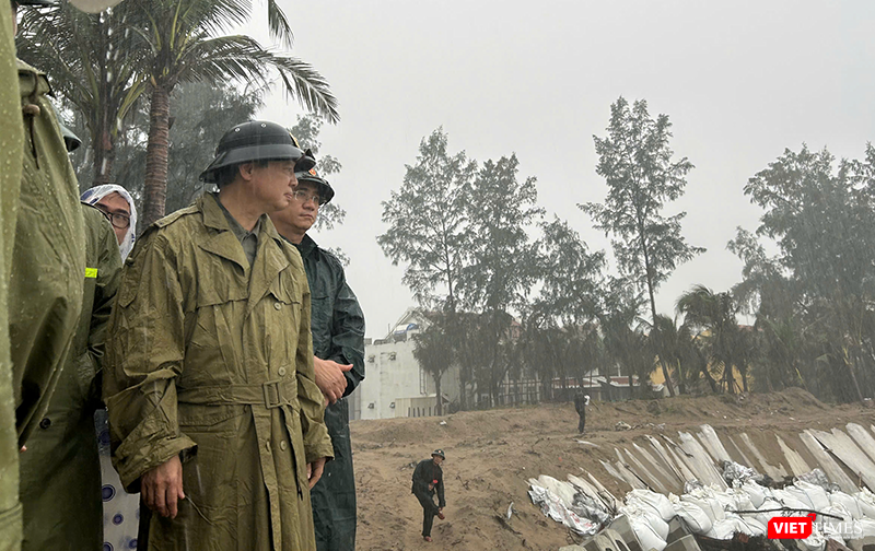 Ngày 29/10, Phó Thủ tướng Chính phủ Trần Hồng Hà đã đi thị sát tình trạng sạt lở tại bãi biển Của Đại, TP Đà Nẵng.
