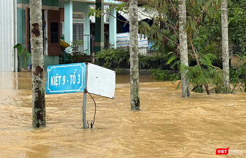 Lũ lịch sử xảy ra đầu tháng 11/2025 khiến hàng ngàn ngôi nhà ở hạ du sông Vu Gia-Thu Bồn, thành phố Đà Nẵng bị ngập nặng nề.