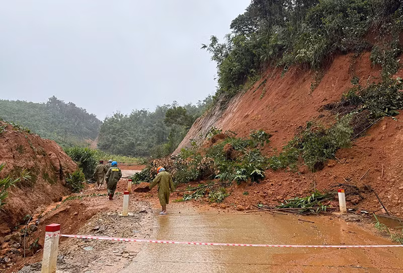 Đường giao thông trên địa phận xã A Vương (Đà Nẵng) bị sạt lở, tắc đường nghiêm trọng.