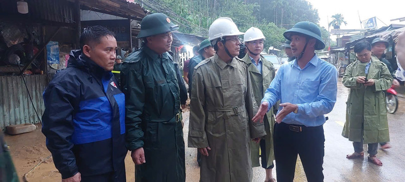 Lãnh đạo xã Trà Tân đi kiểm tra hiện trường và động viên nhân dân.