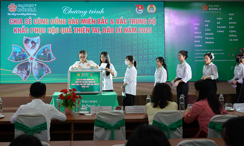 Thầy và trò Đại học Đông Á quyên góp ủng hộ đồng bào khắc phục hậu quả thiên tai, bão lũ năm 2025.
