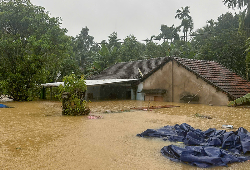 Đợt mưa lũ kéo dài từ 25/10-29/10 trên địa bàn Đà Nẵng đã làm 7 người chết, 4 người mất tích, 21 người bị thương, 76.427 hộ dân bị ngập.