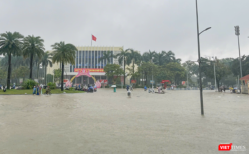Các tuyến đường trên địa bàn TP Huế ngập sâu trong nước do mưa lớn kéo dài.