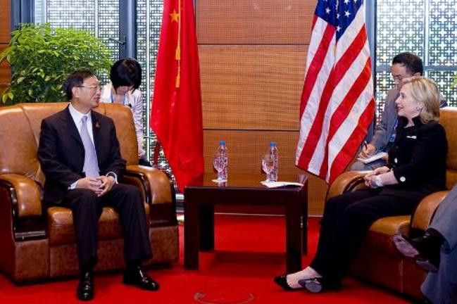 Ngoại trưởng Mỹ Hillary Clinton và người đồng cấp Trung Quốc Dương Khiết Trì tại Hà Nội ngày 23/7/2010. Ảnh: Tân Hoa xã