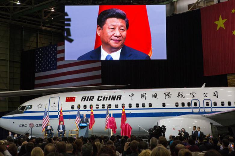 Năm 2015, tại Everett, bang Washington, ông Tập Cận Bình, Chủ tịch nước Trung Quốc xuất hiện trên màn hình lớn, đang chờ phát biểu với các công nhân viên của hãng Boeing. Ảnh: Thời báo New York.