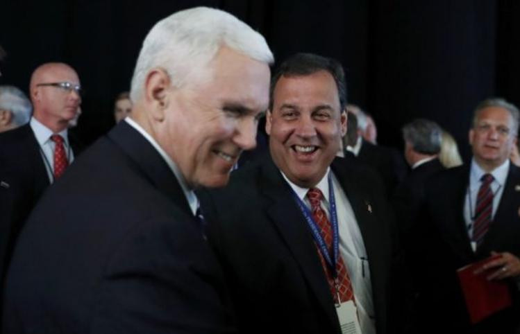 Phó Tổng thống đắc cử Mỹ Mike Pence và Thống đốc bang New Jersey Chris Christie.