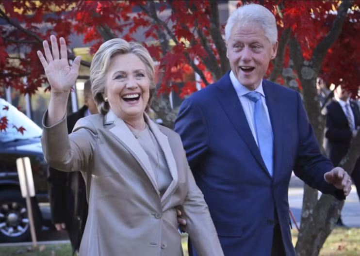 Vợ chồng bà Hillary Clinton. Ảnh: Daily Sun