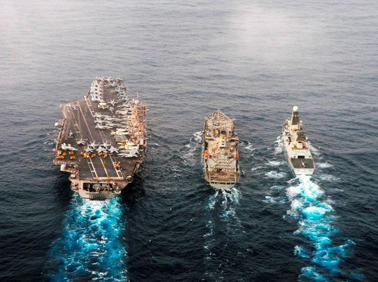 Tàu chiến Anh hành động cùng tàu sân bay Mỹ. Ảnh: Cankao