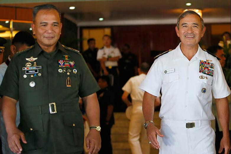 Ngày 22/11/2016 tại Manila, Philippines, Đô đốc Harry B. Harris, Tư lệnh Bộ Tư lệnh Thái Bình Dương Mỹ và tướng Ricardo Visaya, Tham mưu trưởng Quân đội Philippines tiến hành hội đàm. Ảnh: Philippine News Now