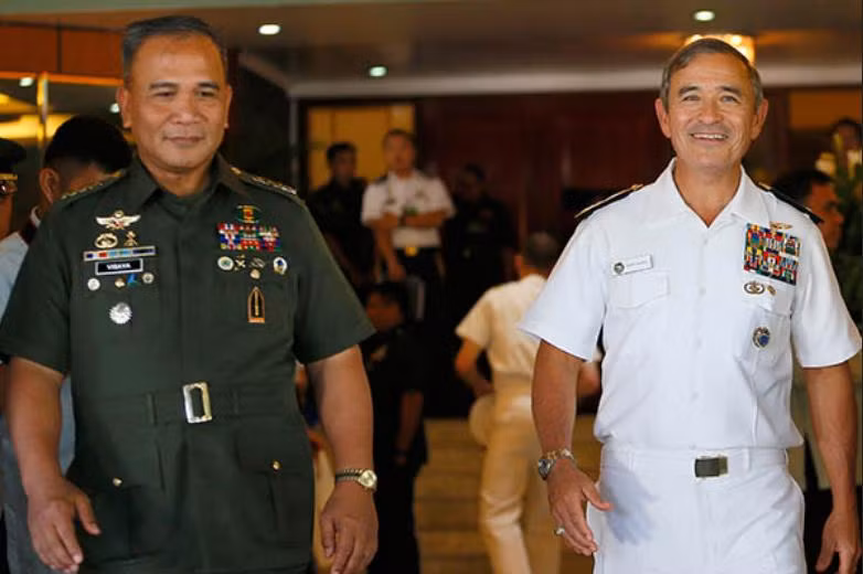 Ngày 22/11/2016 tại Manila, Philippines, Đô đốc Harry B. Harris, Tư lệnh Bộ Tư lệnh Thái Bình Dương Mỹ và tướng Ricardo Visaya, Tham mưu trưởng Quân đội Philippines tiến hành hội đàm. Ảnh: Philippine News Now