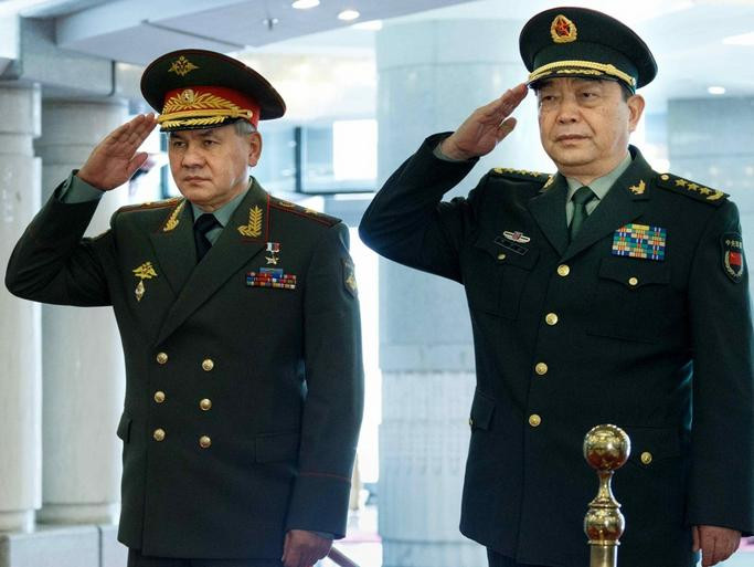 Ngày 23/11/2016, Bộ trưởng Quốc phòng Nga Sergei Shoigu có cuộc hội đàm với người đồng cấp Trung Quốc, thượng tướng Thường Vạn Toàn. Ảnh: Dwnews