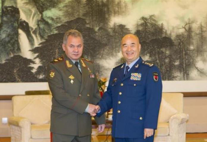 Ngày 23/11/2016, Bộ trưởng Quốc phòng Nga Sergei Shoigu hội đàm với Phó Chủ tịch Quân ủy Trung ương Trung Quốc, thượng tướng Hứa Kỳ Lượng. Ảnh: Bành Bái
