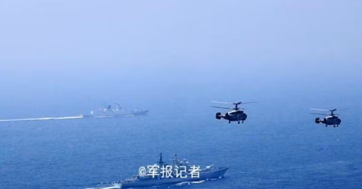 Ngày 1/8/2016, ba hạm đội lớn của Hải quân Trung Quốc tiến hành tập trận bắn đạn thật ở biển Hoa Đông. Trong hình là tàu Trịnh Châu bắn tên lửa đối hải. Ảnh: Chinanews