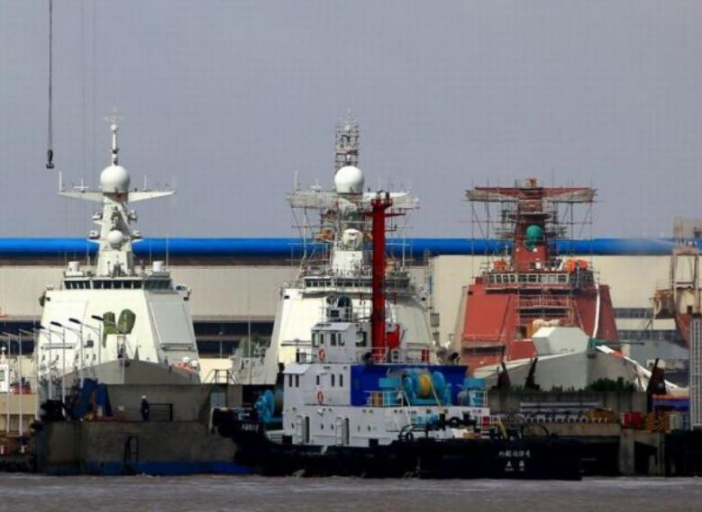 Tàu khu trục tên lửa Type 052D đang được chế tạo tại nhà máy đóng tàu. Ảnh: Cankao