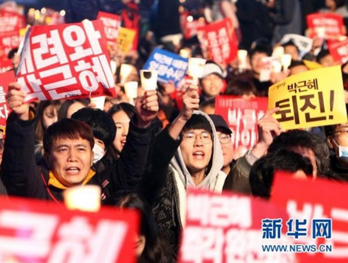 Người dân Hàn Quốc biểu tình phản đối Tổng thống Hàn Quốc, bà Park Geun-hye. Ảnh: Tân Hoa xã