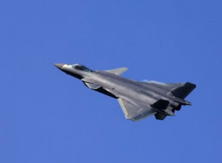 Ngày 1/11/2016, máy bay chiến đấu J-20 Trung Quốc bay biểu diễn ở Triển lãm hàng không Chu Hải. Ảnh: Cankao