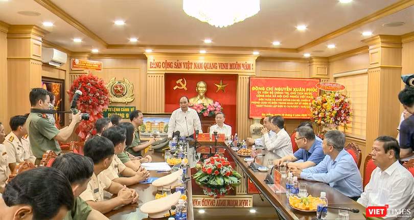 Chủ tịch nước Nguyễn Xuân Phúc phát biểu tại chuyến thăm Phòng Cảnh vệ miền Trung (Bộ Tư lệnh Cảnh vệ) đóng tại Đà Nẵng nhân kỷ niệm 5 năm ngày thành đơn vị