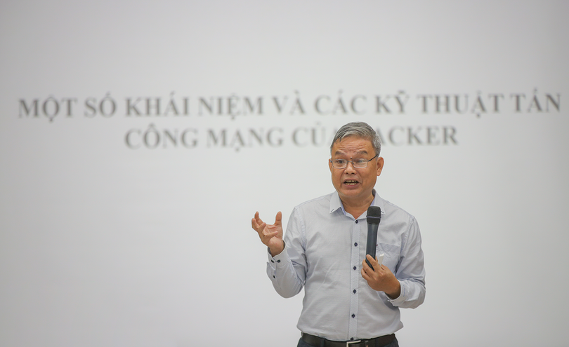 Ông Lê Tự Thanh - Phó Giám đốc Trung tâm Phát triển và Quản trị CNTT, Trường Đại học CNTT và Truyền thông Việt – Hàn tại buổi tập huấn