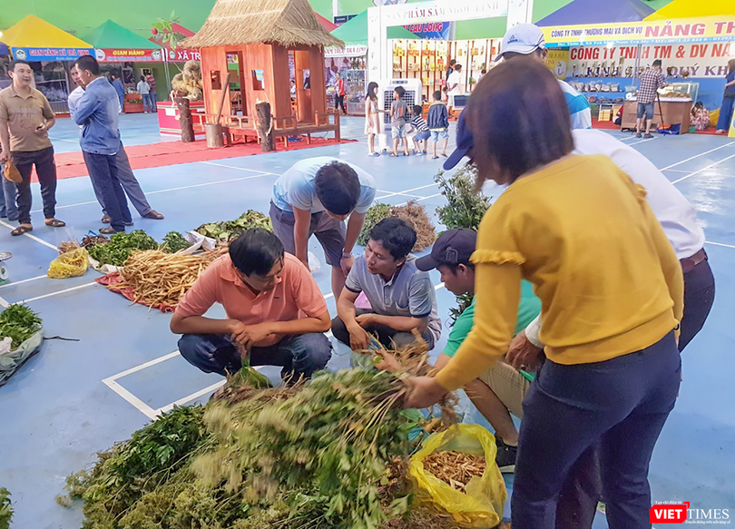 Cây dược liệu được bày bán tại chợ Sâm Ngọc Linh tỉnh Quảng Nam. (ảnh CTV)
