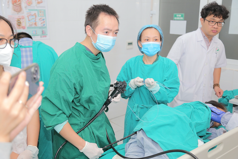 Ê kíp bác sĩ Bệnh viện đa khoa Đức Giang đang sử dụng kỹ thuật cắt tách dưới niêm mạc qua nội soi.