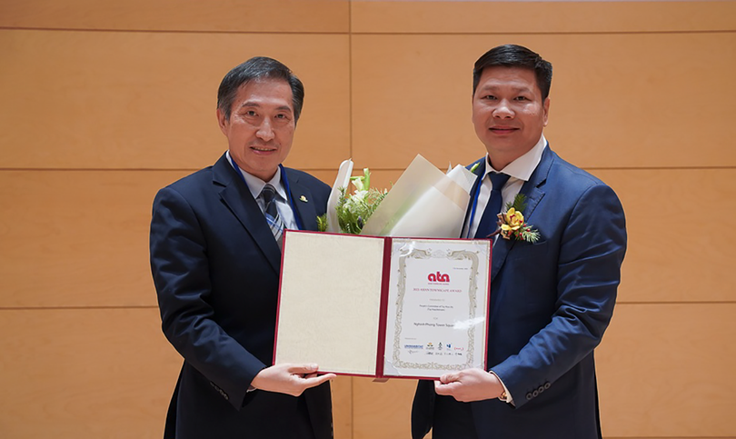 Ông Cao Đình Huy (phải) - Chủ tịch UBND TP Tuy Hòa (Phú Yên) nhận giải thưởng (ảnh VPUB) 