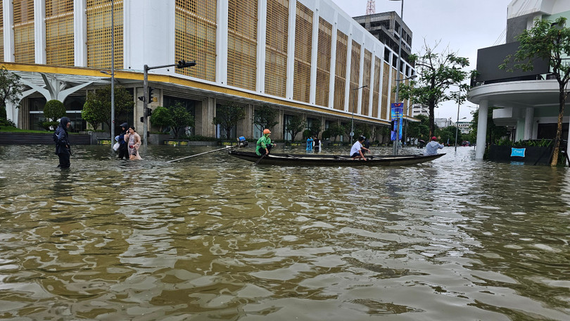 Mưa lớn kéo dài liên tục cùng lượng nước trên các sông dâng cao đã khiến Huế chìm trong “biển nước”, người dân đi lại bằng ghe thuyền.