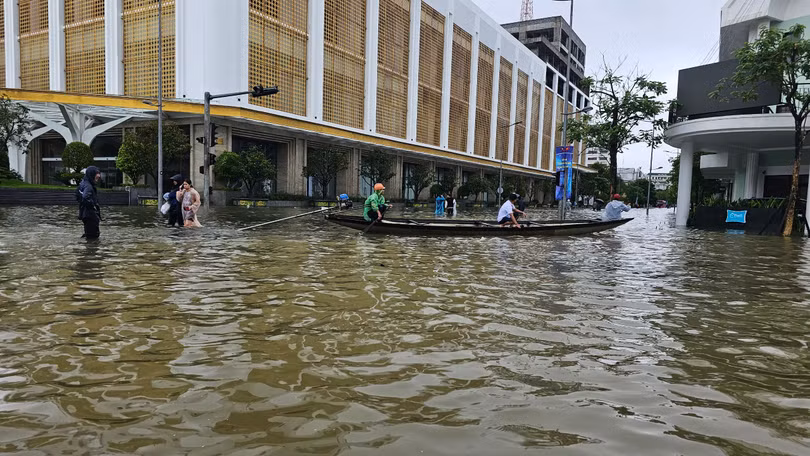 Mưa lớn kéo dài liên tục cùng lượng nước trên các sông dâng cao đã khiến Huế chìm trong “biển nước”, người dân đi lại bằng ghe thuyền.